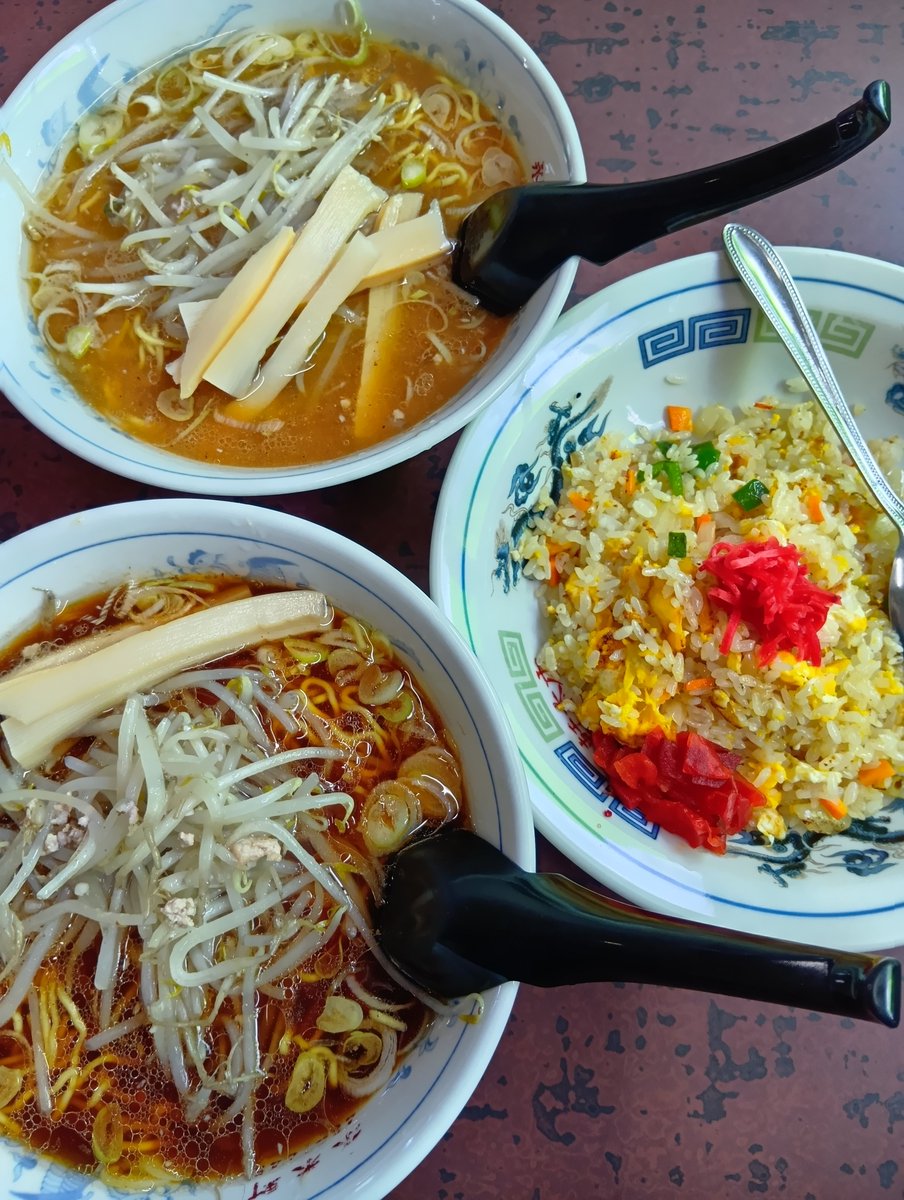 naoki19631202's tweet photo. ランチ☀AEONザ・ビッグで買い出し🛒のあと旭川らーめん永来軒でアタシはもやしラーメン🍜と炒飯🍚奥さまはもやしラーメンみそ🍜職人さん肉体労働者さん多し👷安い早い美味いと言う事なのかな❓️ごちそうさまでした🥄ヽ(´ー｀)ノ🥢 https://t.co/RbJi1t1mq6