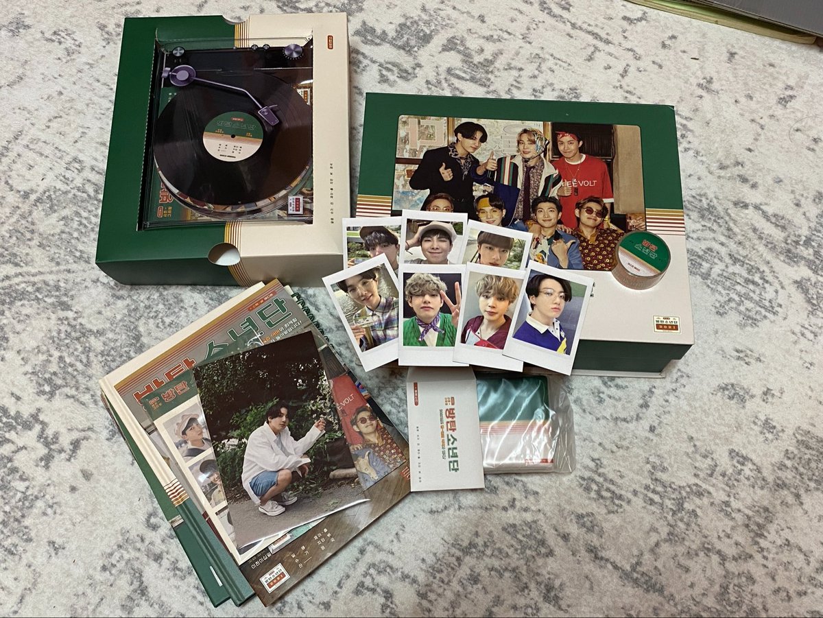 taeuniverse's tweet photo. #pasarBTS hellooo ada sesiapa berminat tak nak beli bts season greeting 2021? Nak jual rm50 je inc postage , sape nak boleh dm https://t.co/8v8xcDfGg5