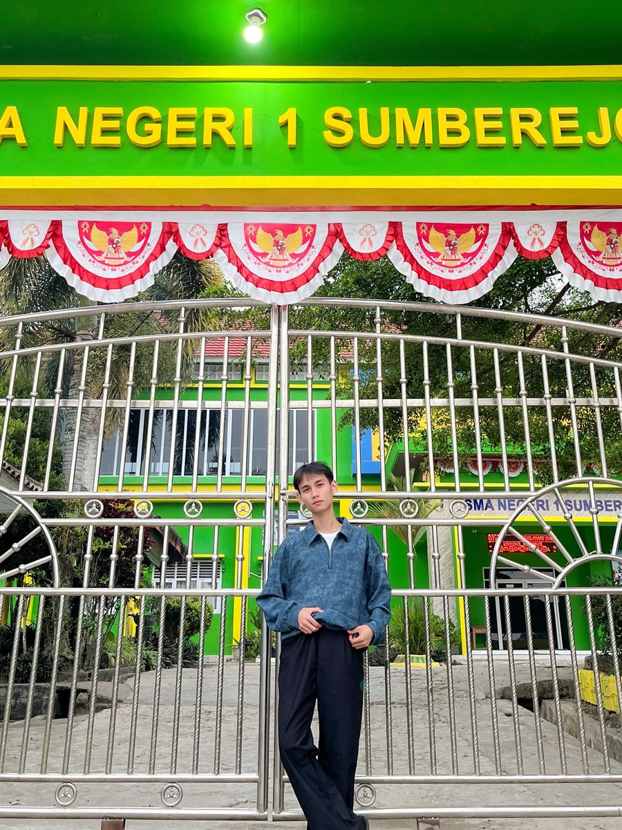 at_huangdavid's tweet photo. Pak Guru lagi di SMA N 1 Negeri Sumberejo

#tanggamus #lampung #fyp https://t.co/vZ2D2GwPi2