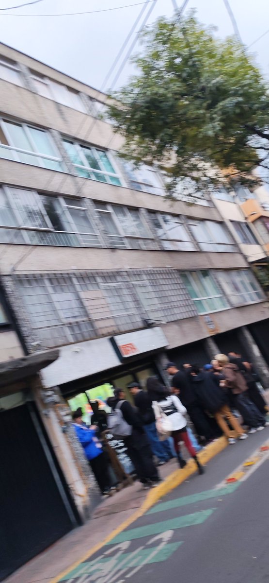 Briza_28's tweet photo. Gente ingeriendo bebidas alcohólicas en plena vía pública y obstruyendo el paso sobre Jose Martí entre Carlos B Zetina y Cerrada de la paz, col. Escandón @UCS_GCDMX @AlcaldiaMHmx @SSPCMexico https://t.co/7OafJev93x