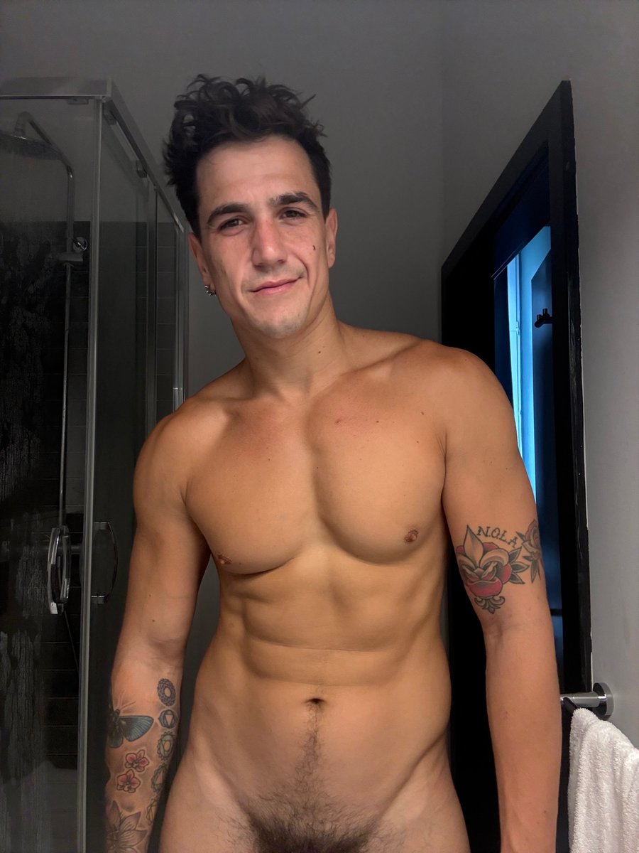 LavaderoMunecas's tweet photo. ¡A LOS 30 AÑOS DE EDAD!

@HunterHardinXXX, creador de contenido de 30 años, se quitó la vida tras publicar un mensaje de despedida en su cuenta de @instagram.

El modelo había hablado abiertamente sobre su constante batalla contra la depresión, señalando que el ejercicio y el gimnasio habían sido históricamente sus principales vías de escape y alivio emocional.

Antes de incursionar en el mundo del @OnlyFans, en el año 2020, #HunterHardin realizó espectáculos de burlesque, los cuales describió como una manera de reconciliar y celebrar de manera auténtica tanto su masculinidad como su feminidad, fusionando su físico atlético con expresiones artísticas queer.
 
Descanse en paz. 🙏🏼

#Obituario 🕯️
