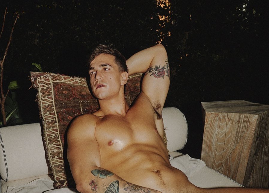 LavaderoMunecas's tweet photo. ¡A LOS 30 AÑOS DE EDAD!

@HunterHardinXXX, creador de contenido de 30 años, se quitó la vida tras publicar un mensaje de despedida en su cuenta de @instagram.

El modelo había hablado abiertamente sobre su constante batalla contra la depresión, señalando que el ejercicio y el gimnasio habían sido históricamente sus principales vías de escape y alivio emocional.

Antes de incursionar en el mundo del @OnlyFans, en el año 2020, #HunterHardin realizó espectáculos de burlesque, los cuales describió como una manera de reconciliar y celebrar de manera auténtica tanto su masculinidad como su feminidad, fusionando su físico atlético con expresiones artísticas queer.
 
Descanse en paz. 🙏🏼

#Obituario 🕯️