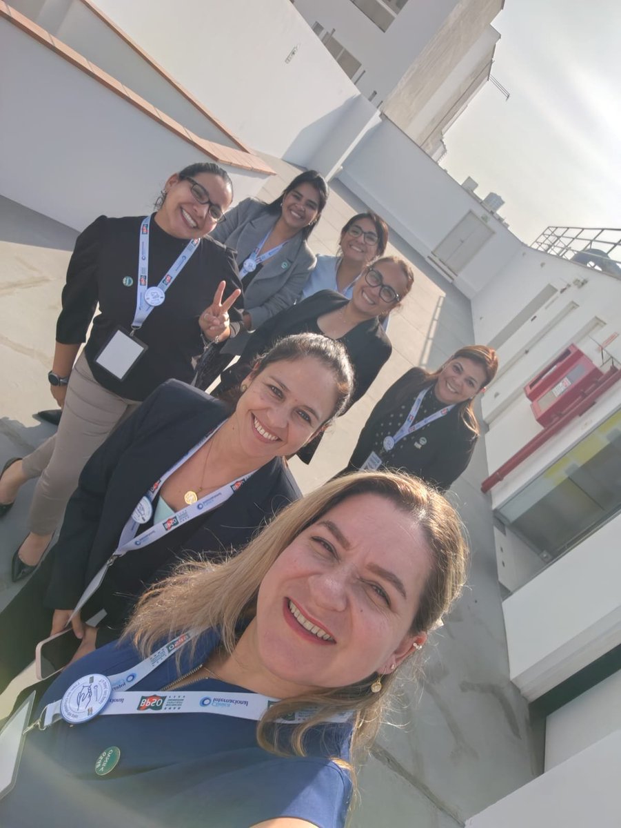 ElizabethG87195's tweet photo. Nuestras aliadas estratégicas entrenándose,  para continuar con el trabajo en equipo y las buenas prácticas @BPSO Clinica Internacional @DorisGrisnpun @RNAO https://t.co/bEovCmsMzd