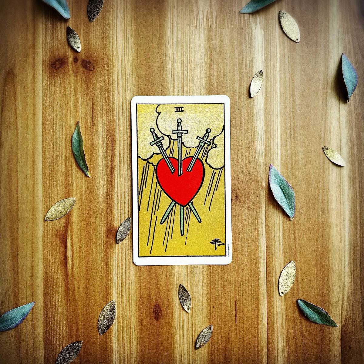 makiakari's tweet photo. 2026/9/9　今日のカードと占い：Three of swords
心の痛みを「なかったこと」にしないこと。痛みはつらい、できたら避けたい。けれど、痛かったのは大事（だいじ）だったからだ。簡単に忘れられないほど、大事（おおごと）だったからだ。これからの「大事」のために、覚えておこう。今日もよい1日を。 https://t.co/sVlshmoD0P