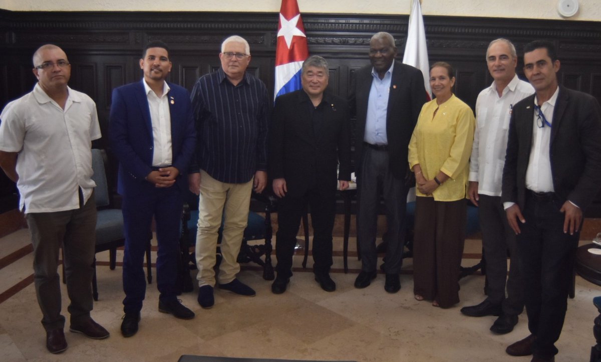 AsambleaCuba's tweet photo. Recibió Esteban Lazo, presidente de la @AsambleaCuba🇨🇺, en el Capitolio Nacional, a Kenji Isezaki, miembro de la Cámara de Consejeros de la Dieta de #Japón🇯🇵 y secretario general de Liga Parlamentaria de Diplomacia Humanitaria; quien visita nuestro país. https://t.co/UnbeFMsgkn