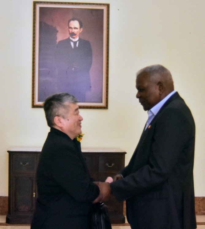 AsambleaCuba's tweet photo. Recibió Esteban Lazo, presidente de la @AsambleaCuba🇨🇺, en el Capitolio Nacional, a Kenji Isezaki, miembro de la Cámara de Consejeros de la Dieta de #Japón🇯🇵 y secretario general de Liga Parlamentaria de Diplomacia Humanitaria; quien visita nuestro país. https://t.co/UnbeFMsgkn