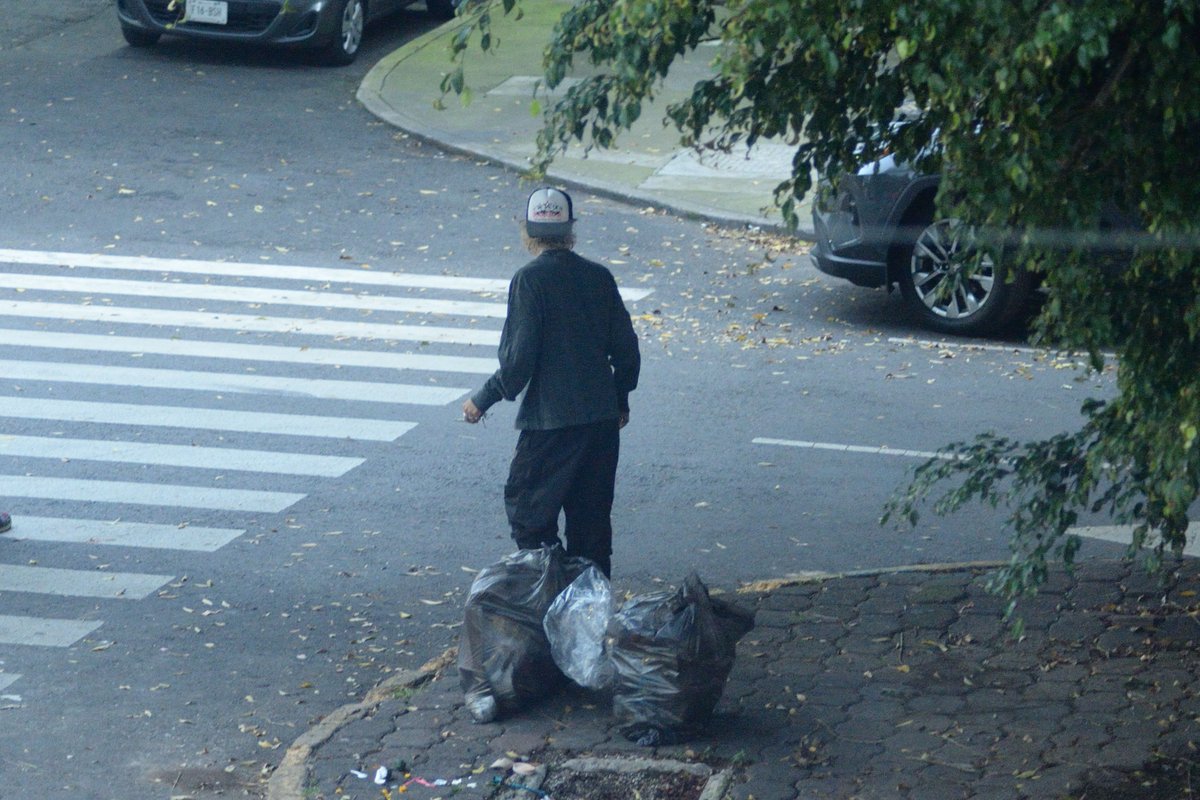 Observador20152's tweet photo. Sujeto deja su basura en el camellón de La Morena y se echa a correr
#Basura #LaMorena #CasasGrandes #Narvarte #EnLaNarvarte #CDMX https://t.co/A5G7FySxkW