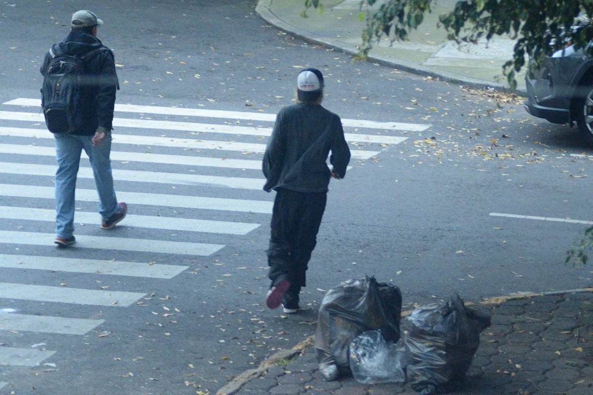 Observador20152's tweet photo. Sujeto deja su basura en el camellón de La Morena y se echa a correr
#Basura #LaMorena #CasasGrandes #Narvarte #EnLaNarvarte #CDMX https://t.co/A5G7FySxkW