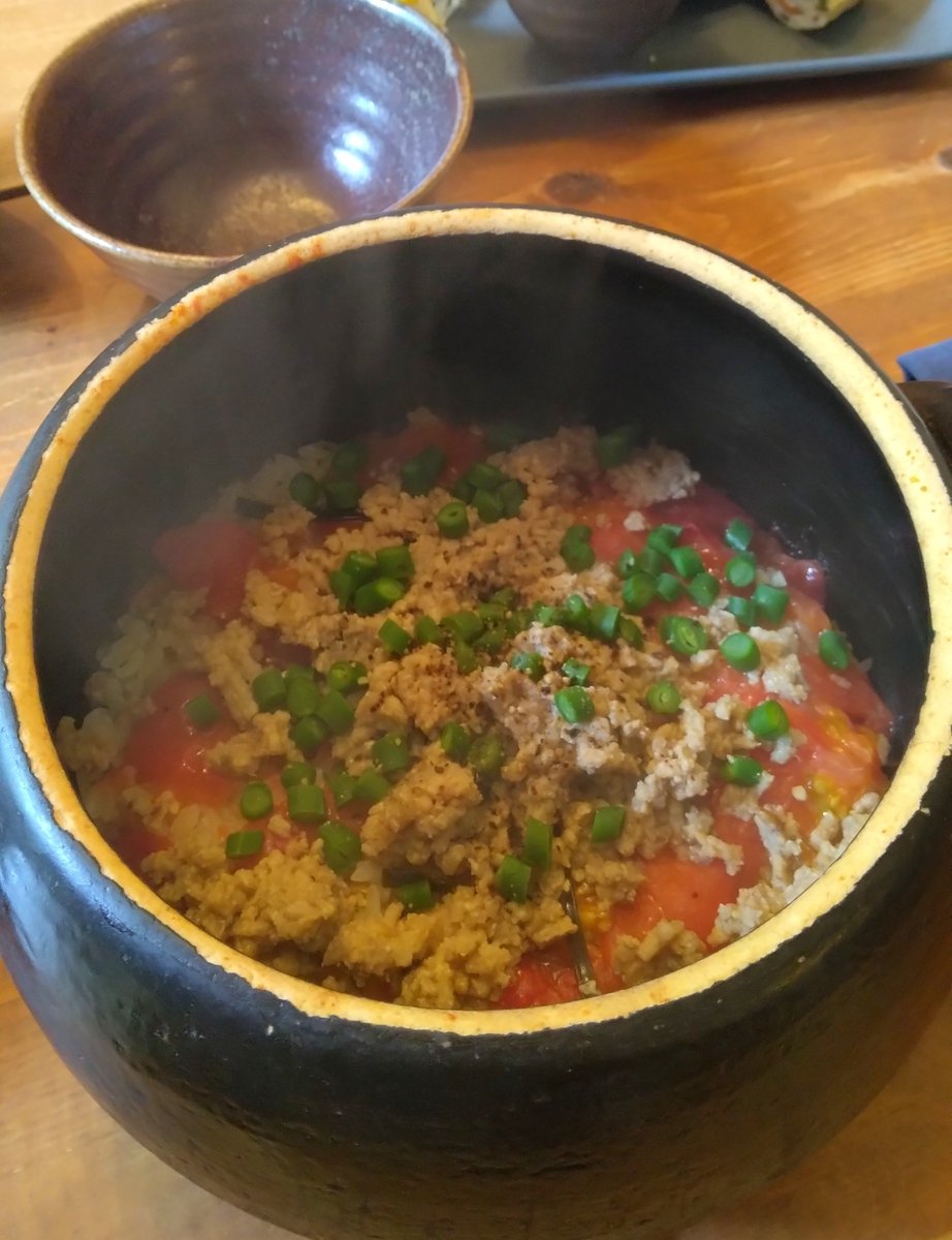 reading_sheep's tweet photo. かっこう料理店 さん①

メインのお肉料理をプラスした
とかちごはん

かっこうサラダのお野菜が目にも美しく、美味しい

おかずも野菜がたくさんで、どれも美味しすぎる

土鍋ご飯はトマトの肉味噌を選びました
トマトの旨味がたっぷり～✨ https://t.co/kDZoKFf4pW