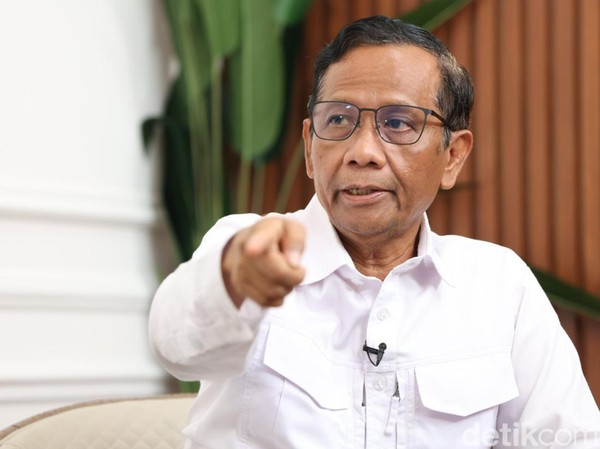 LambeSahamjja's tweet photo. mahfud md heran dengan logika rezim sekarang:
- dia mengaku melihat video yang lagi viral
- ada sekolah kondisinya mengenaskan
- tapi dikirim tv layar sentuh oleh pemerintah
- sejak berdiri di tahun 2008
- sd ini enggak pernah direnovasi sama sekali
- katanya orang bodoh pun tahu memperbaiki ruang kelas adalah solusi dari permasalahan ini
- tapi apa yang pusat lakukan sungguh bikin sakit kepala
- mereka malah mengirim tv layar sentuh buat sd ini
- yang lebih parah lagi ternyata disana belum ada listrik
- jika itu belum cukup membuatmu gera
- tunggu sampai kau mengetahui fakta bahwa ternyata listrik belum masuk desa ini
- sulit mencari kata yang cocok menggambarkan kebijakan ini selain tol0l