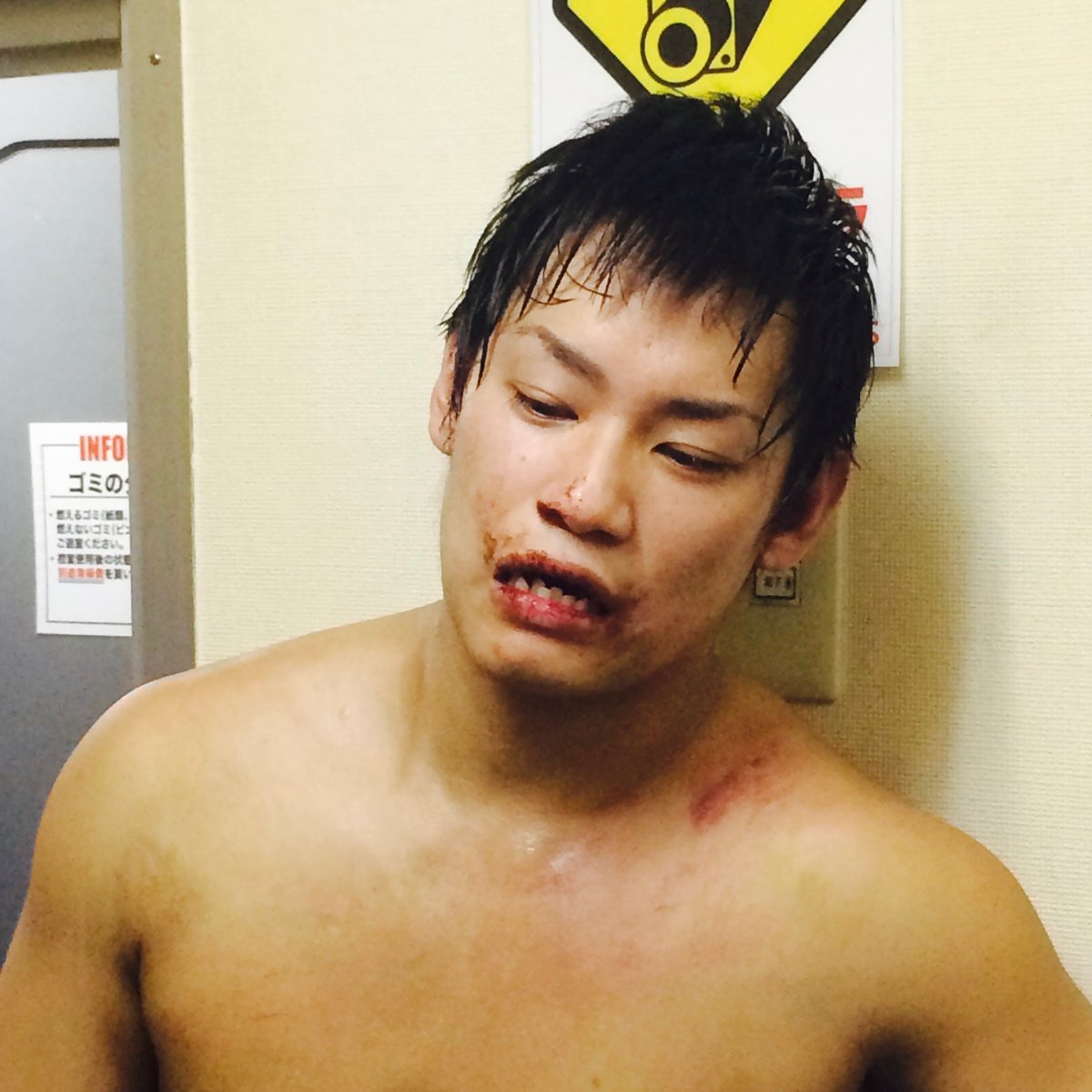 yumehitoimanari's tweet photo. 若い頃の渡瀬が大谷さんとの一騎打ちで叩き潰された試合後の画像が私のハードディスクに入っていた。洗礼を浴びたという顔をしながらも、どこか嬉しそうにも見える。それを見ている高木さんもどこかニコニコしているのがわかる。紆余曲折ありながら9.22横浜で渡瀬に挑戦出来る数奇な妙が嬉しい
#GanPro https://t.co/IoSpEnVybe