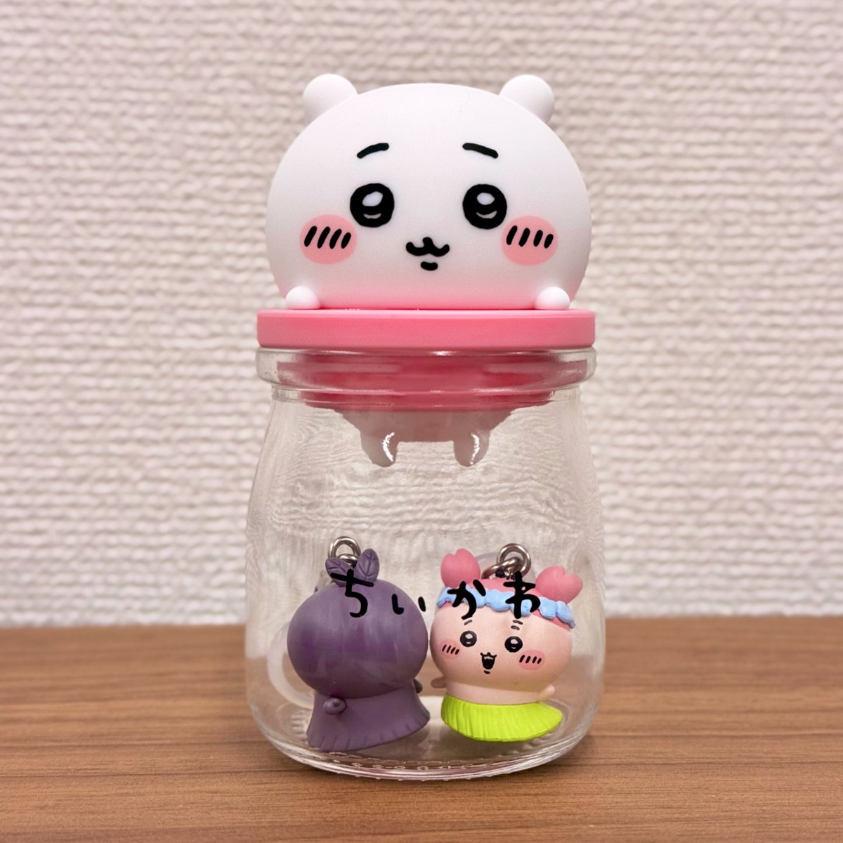 nnfnnfbrother's tweet photo. #映画ちいかわ の特典２つをキャンディのビンに入れてみた。 https://t.co/3y80MkH3Ka