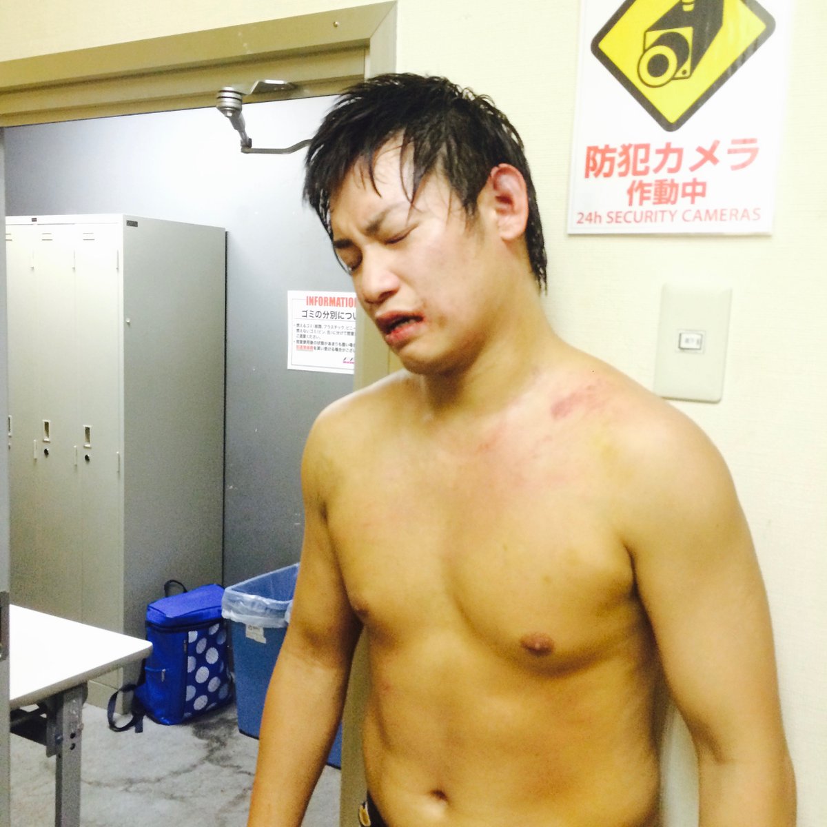 yumehitoimanari's tweet photo. 若い頃の渡瀬が大谷さんとの一騎打ちで叩き潰された試合後の画像が私のハードディスクに入っていた。洗礼を浴びたという顔をしながらも、どこか嬉しそうにも見える。それを見ている高木さんもどこかニコニコしているのがわかる。紆余曲折ありながら9.22横浜で渡瀬に挑戦出来る数奇な妙が嬉しい
#GanPro https://t.co/IoSpEnVybe