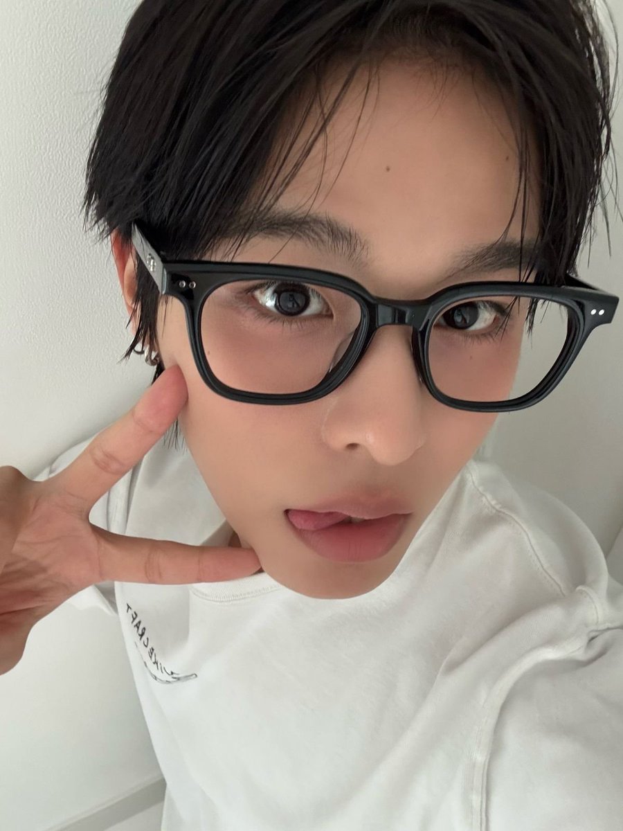 Just_love_628's tweet photo. 마에다 리쿠 그이 안경 모음 (※주의: 보시면 안경콤 생깁니다※) https://t.co/UxYZ8ZoA5Q