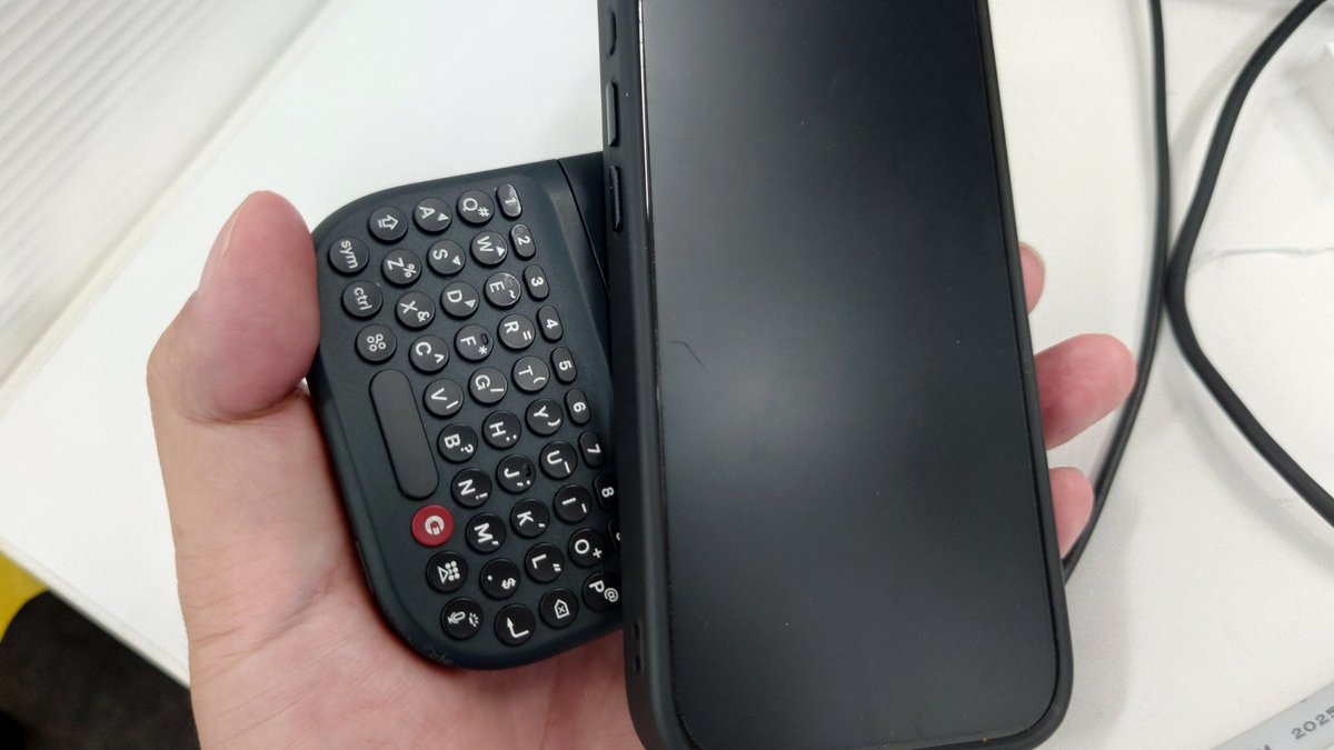 BBB_Kuro's tweet photo. Clicks Power Keyboard
キーを出さないで使う際は逆向きにつけてみたら手の収まりが結構良いかもしれない
（個人の感想です）
#clicks
#clickskeyboard
#clickspowerkeyboard https://t.co/b9pr3tjkeW