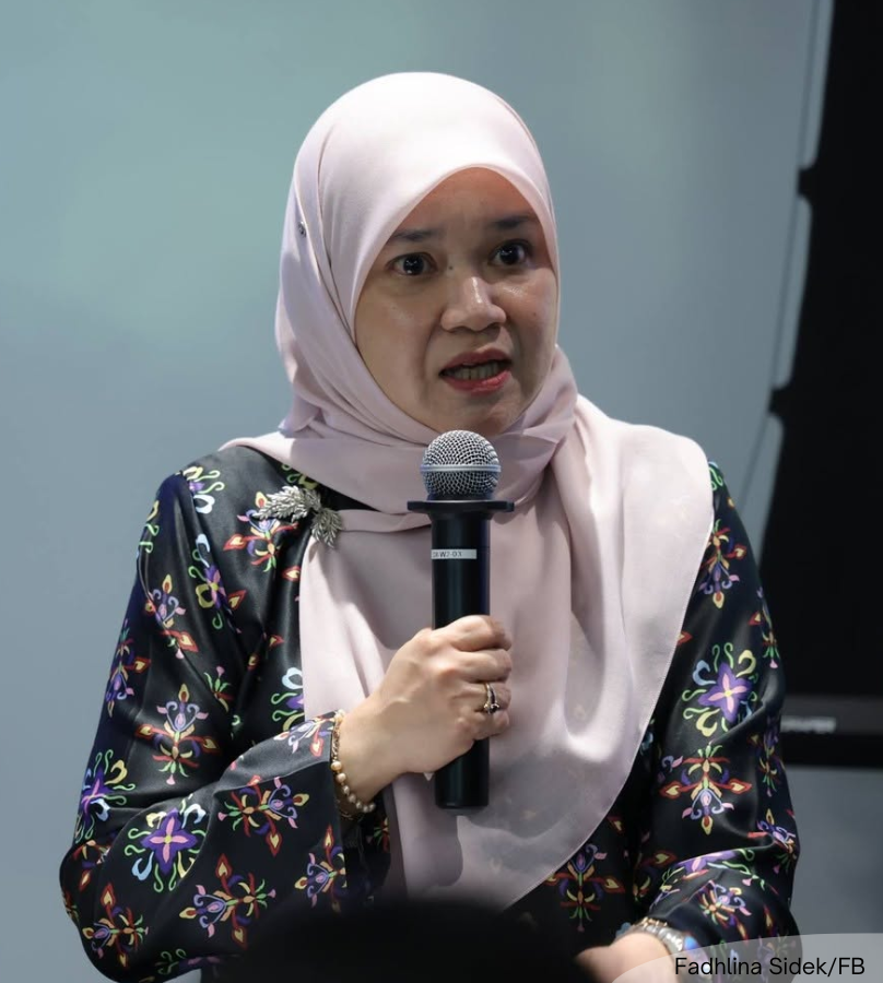 NewsBFM's tweet photo. Bersama has called for Education Minister Fadhlina Sidek to resign following Malaysia’s poor performance in the 2025 PISA assessment.

"Beliau telah memegang portfolio ini sejak Disember 2022, namun Malaysia masih gagal mencapai pemulihan pembelajaran yang bermakna," said policy spokesman Sum Dek Joe.

🧵1