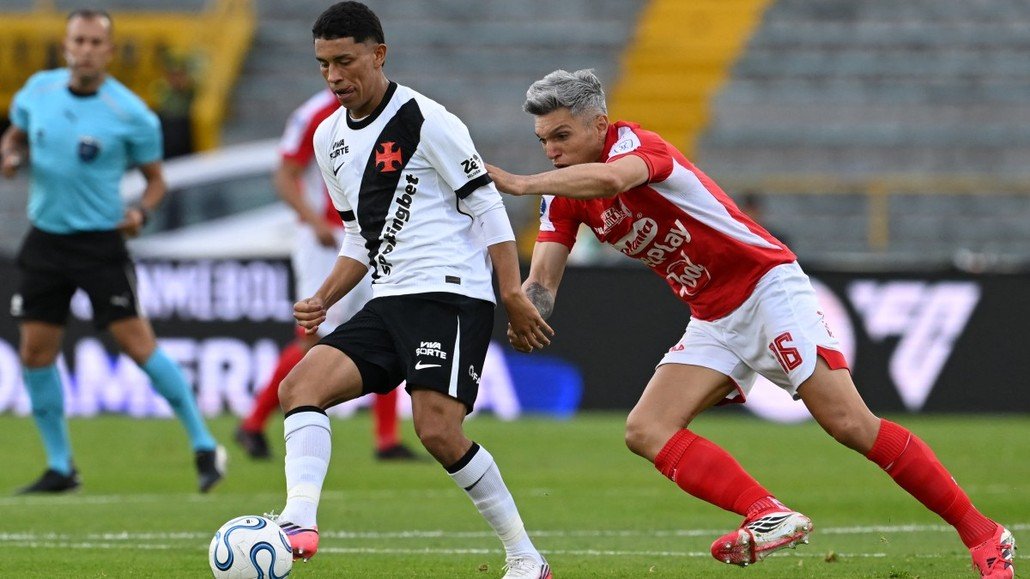 FutGooll's tweet photo. Copa Sulamericana 
Santa Fé (COL) 0 ❌ 0 Vasco

O Vasco segurou o Santa Fé, na altitude de Bogotá, no jogo de ida das quartas de final da Sulamericana. A decisão da vaga será em São Januário, na próxima terça-feira, às 7 da noite, horário de Brasília. #Sulamericana https://t.co/aGcAfCjzdt