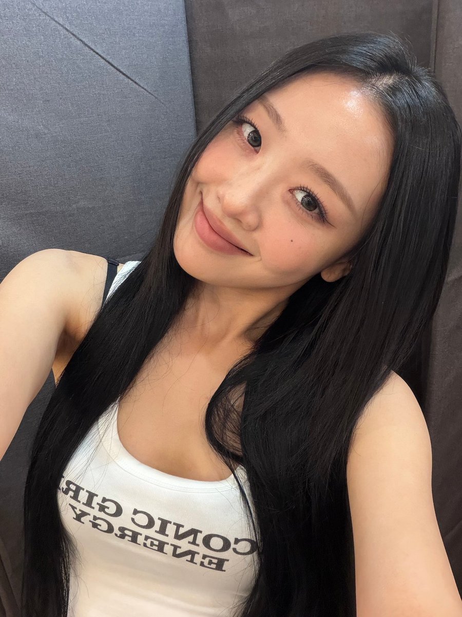 YVES_BRASIL's tweet photo. DRAMÁTICA! Yves no 💌:

🍎: Falei demais
🍎: Agora vou criar uma distância para que uma aura de mistério possa se formar
🍎: Vejo que todos estão me ignorando
🍎: Ok, eu vou morrer
🍎: Eu posso morrer, tudo bem
👤: Por favor, banam a sílaba juk [de "morrer"]
🍎: Bon1juk [mingau]

cr: litell_johnn
#YVES #이브 @Yves___official