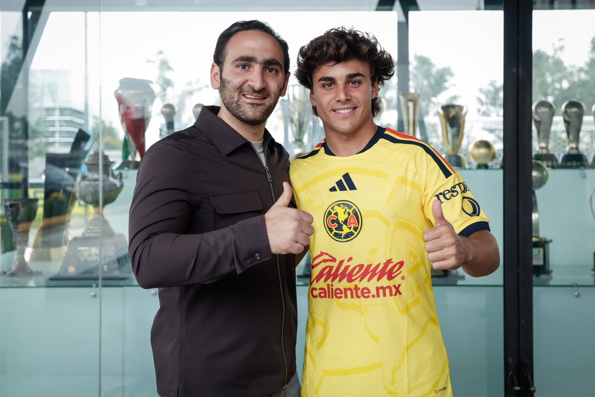 ClubAmerica's tweet photo. Firmado, feliz e ilusionado por todo lo que está por venir 😁👏

¡Vamos juntos en esto, Carlos! 🦅 https://t.co/hHZbHGDsYK