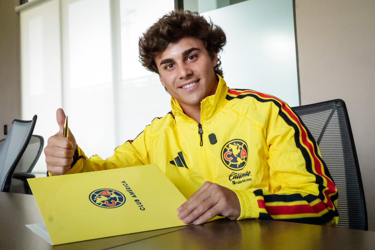 ClubAmerica's tweet photo. Firmado, feliz e ilusionado por todo lo que está por venir 😁👏

¡Vamos juntos en esto, Carlos! 🦅 https://t.co/hHZbHGDsYK