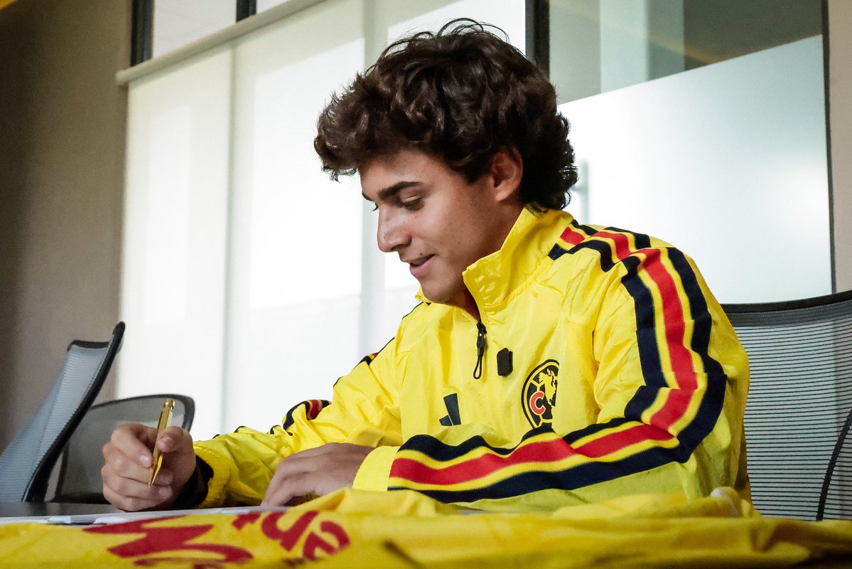 ClubAmerica's tweet photo. Firmado, feliz e ilusionado por todo lo que está por venir 😁👏

¡Vamos juntos en esto, Carlos! 🦅 https://t.co/hHZbHGDsYK