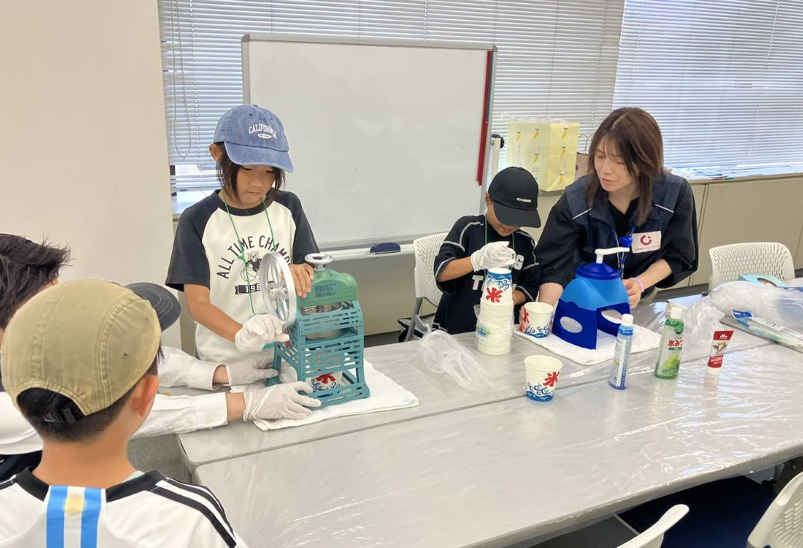 ChudenPowergrid's tweet photo. ＼夏休み職場見学会を開催🌻／ 
掛川支社は、従業員のお子さまを対象に「夏休み職場見学会」を開催しました🤝
クイズや高所作業車、ドローンの見学、職場訪問を通して、電力の安定供給を支える父母の仕事への理解や、ご家族との絆を深めていただきました💡
これからも、いきいきと前向きに働ける職場づくりとともに、子どもたちの学びや成長につながる取り組みを続けてまいります💪