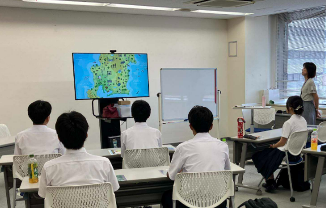 ChudenPowergrid's tweet photo. ＼探究学習に協力📚／
掛川支社は、地元高校の探究学習の一環として、職業体験を受け入れました🤝
配電指令室では、停電発生時の対応など電力の安定供給を支える仕事をご紹介したほか、高所作業車への乗車も体験していただきました💡
これからも、次世代の学びにつながる取り組みを続けてまいります💪 https://t.co/qdMaS3E6kY