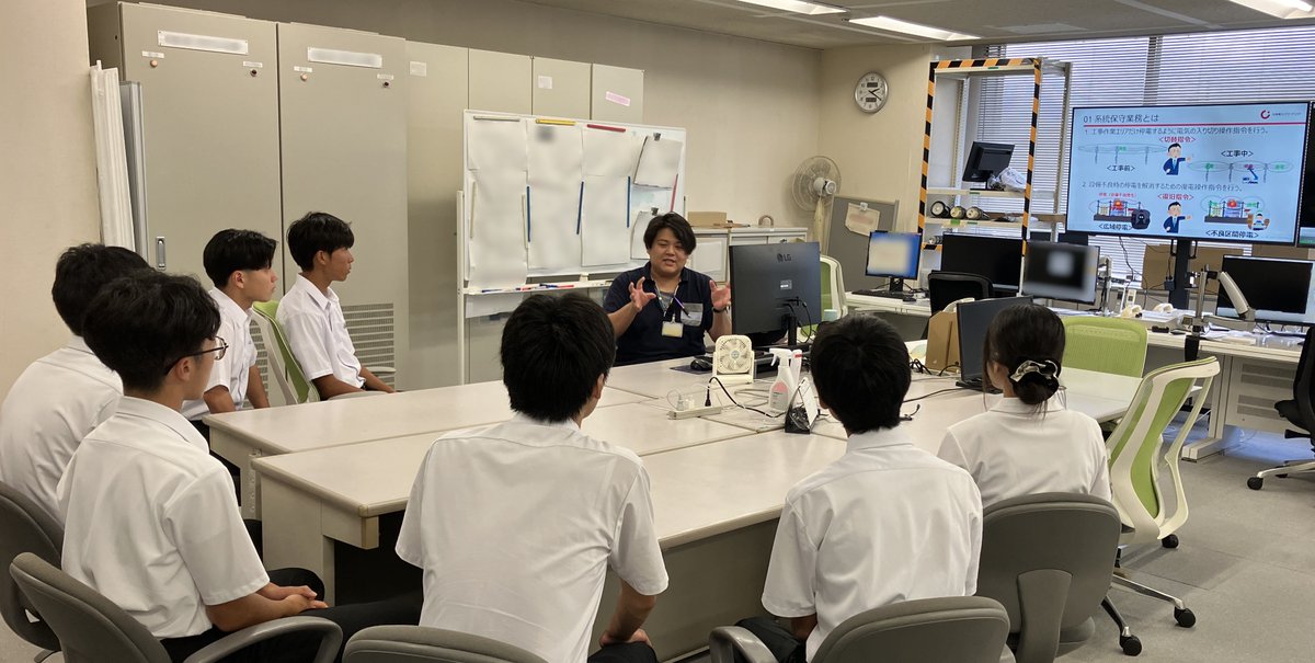 ChudenPowergrid's tweet photo. ＼探究学習に協力📚／
掛川支社は、地元高校の探究学習の一環として、職業体験を受け入れました🤝
配電指令室では、停電発生時の対応など電力の安定供給を支える仕事をご紹介したほか、高所作業車への乗車も体験していただきました💡
これからも、次世代の学びにつながる取り組みを続けてまいります💪 https://t.co/qdMaS3E6kY