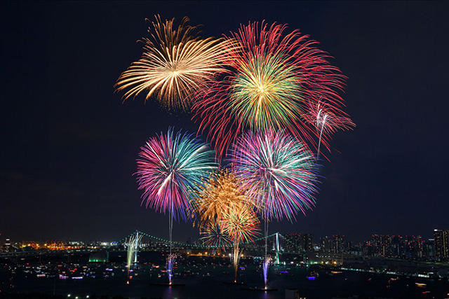 tlife_hd's tweet photo. ／
東京湾大華火祭 ツアー🎆
＼

11年ぶりの開催！シンフォニークルーズやレストランで食を楽しみながら、華やかな花火を優雅に鑑賞🎇
ツアーでは、観覧チケットがなくてもお楽しみいただけます✨

▼特集はこちら▼
https://t.co/temVVuSwe6

#東京湾大華火祭 #花火大会 https://t.co/RMlqlW5Xj1