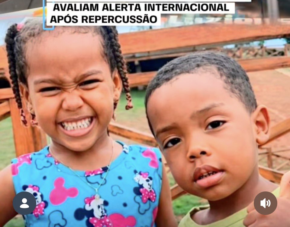 AduaneiradoX's tweet photo. Olhando a foto que saiu sobre as 163 crianças encontradas e a dos irmãos, dá um calorzinho no coração, as mãozinhas dadas 🫣♥️ 

Vocês também acharam semelhanças? 

#Bacabal https://t.co/N1kkcSBZ2e
