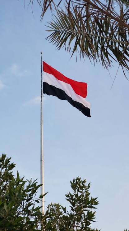afash7777's tweet photo. حوالي عشرة ايام وأكثر وكلها متواصلة ؛ انساق تتلوها انساق ، زنابيل مخدرة ، تتلوها زنابيل اشد تخديراً عن سابقتها ، وصواريخ باليستيه ، وطيران مسير ، وهجومات بحرية ، وقصف صاروخي ومدفعي ، وافضلية مواقع تلعب دور كبير ، خاصة عندما تكون قواتك في منخفض وقوات عدوك في جبل .

ورغم كل ذلك ، ورغم كل ما حدث ، ولا مجال هنا للحديث عن ما حدث ؛ فـ التاريخ شاهد ، ولا داع الان لحديث اخر غير حديث المعركة ، ما زال كل رجالنا صامدون مقبلين غير مدبرين ، يقاتلون بلا نوم وبلا كلل ، واغلب زملائنا الضباط والصف والافراد في الساحل الغربي وبمختلف تشكيلاتهم وصنوفهم بلا نوم منذ عدة ايام .

لذلك لا داعي لمنشورات الهزيمة والتخوين والتثبيط والاستنقاص والاستفزاز ، وحاولوا ان تكونوا رجال ، او على اقل تقدير حاولوا ان تكونوا منصفين ، وخاصموا بشرف ، واجعلوا المعركة قبلتكم ، والحوثي عدوكم ، وصنعاء هدفكم ، ما لم فكلنا خاسرون ، مع العلم اعيد واكرر الامور طيبة باذن الله ، وتحيا الجمهورية اليمنية ✌🏻🇾🇪✌🏻.

اسأل الله ان يثبت اقدام رجالنا وأن يسدد رميهم وان يحرسهم ويحفظهم وينصرهم ، وأن تعود جمهوريتنا كما كانت ، وأفضل مما كانت .