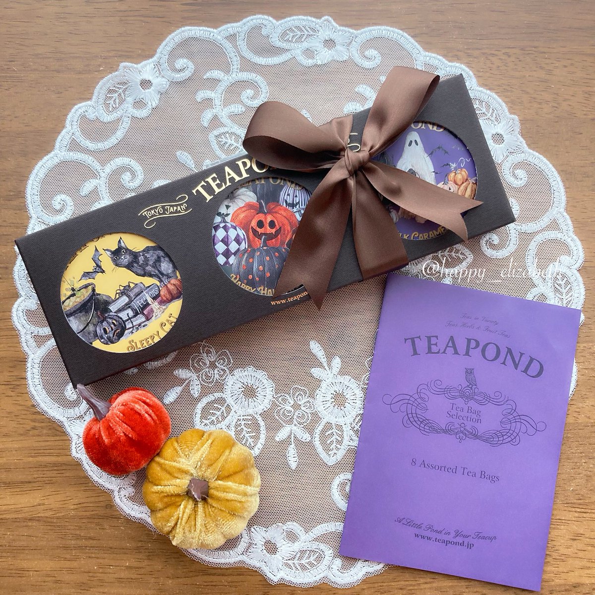 happy_elizabeth's tweet photo. 🫖TEAPOND🦉
ハロウィン ミニ缶3缶セットお迎え😘
ダージリン ハーベスト、ミルクキャラメル、スリーピーキャットの3種が可愛い缶に入ってるの🐈⬛🎃👻
ルイボスティーもあるけど、FF様から助言をいただいたり、
昨日店頭でもご相談にのっていただいて色んな飲み方で試したい☺️
#TEAPOND https://t.co/XsU6PEsMdG