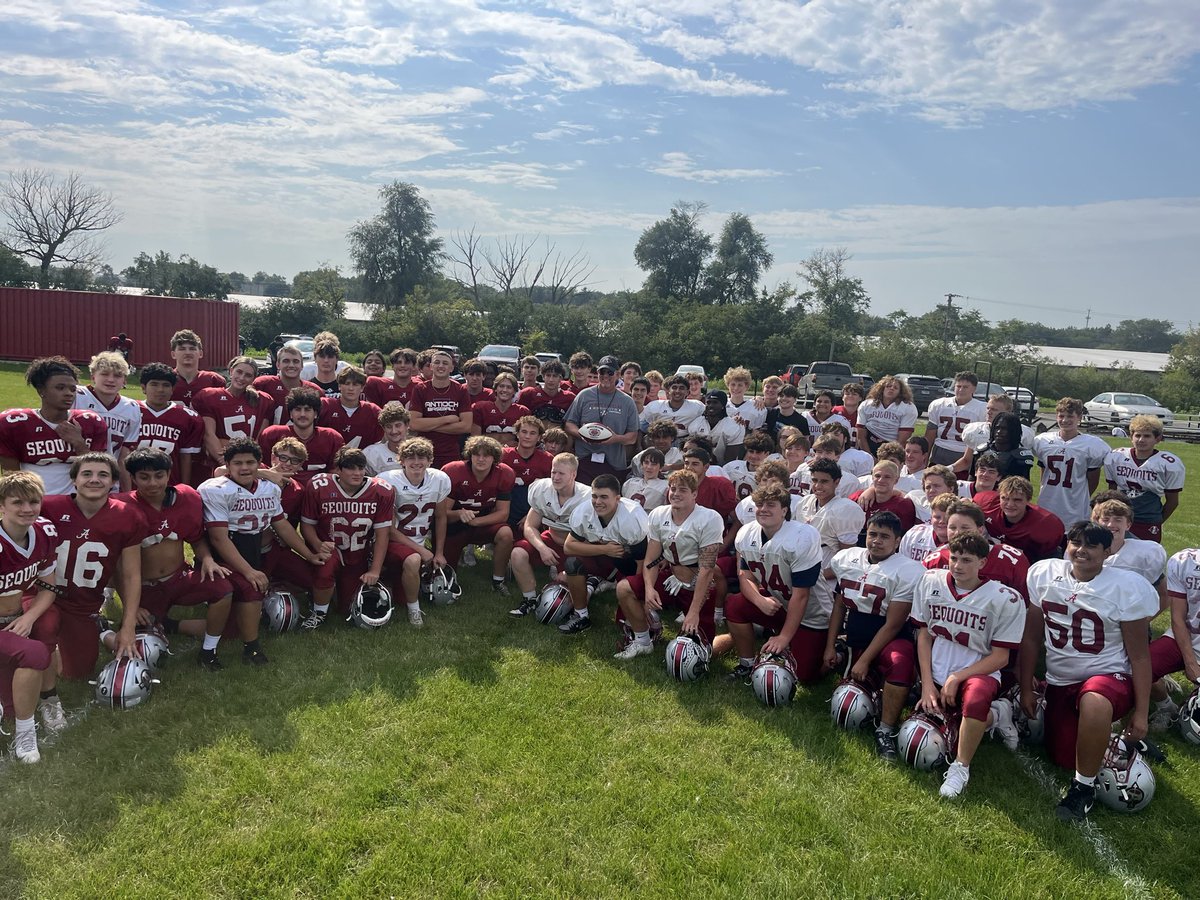 SequoitFootball's tweet photo. Today I received “Chicago Bears Coach of the Week” honors. Very humbling, but really this honor is a reflection of the great players and Assistant Coaches of this program. Go Sequoits! Go Bears! @Sequoits @ACHS_Sequoits @sequoitxc @AntiochVikings https://t.co/lbSVGyeD5q