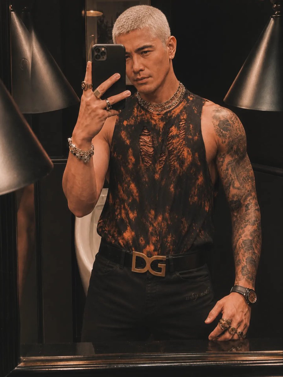 RomezzyLopez's tweet photo. black, silver details, and a little attitude. I wasn’t trying to turn heads… it just happened.

#MensFashion
#MensStyle
#FashionTwitter
#StreetStyle
#FitCheck https://t.co/j5iyZacPnn