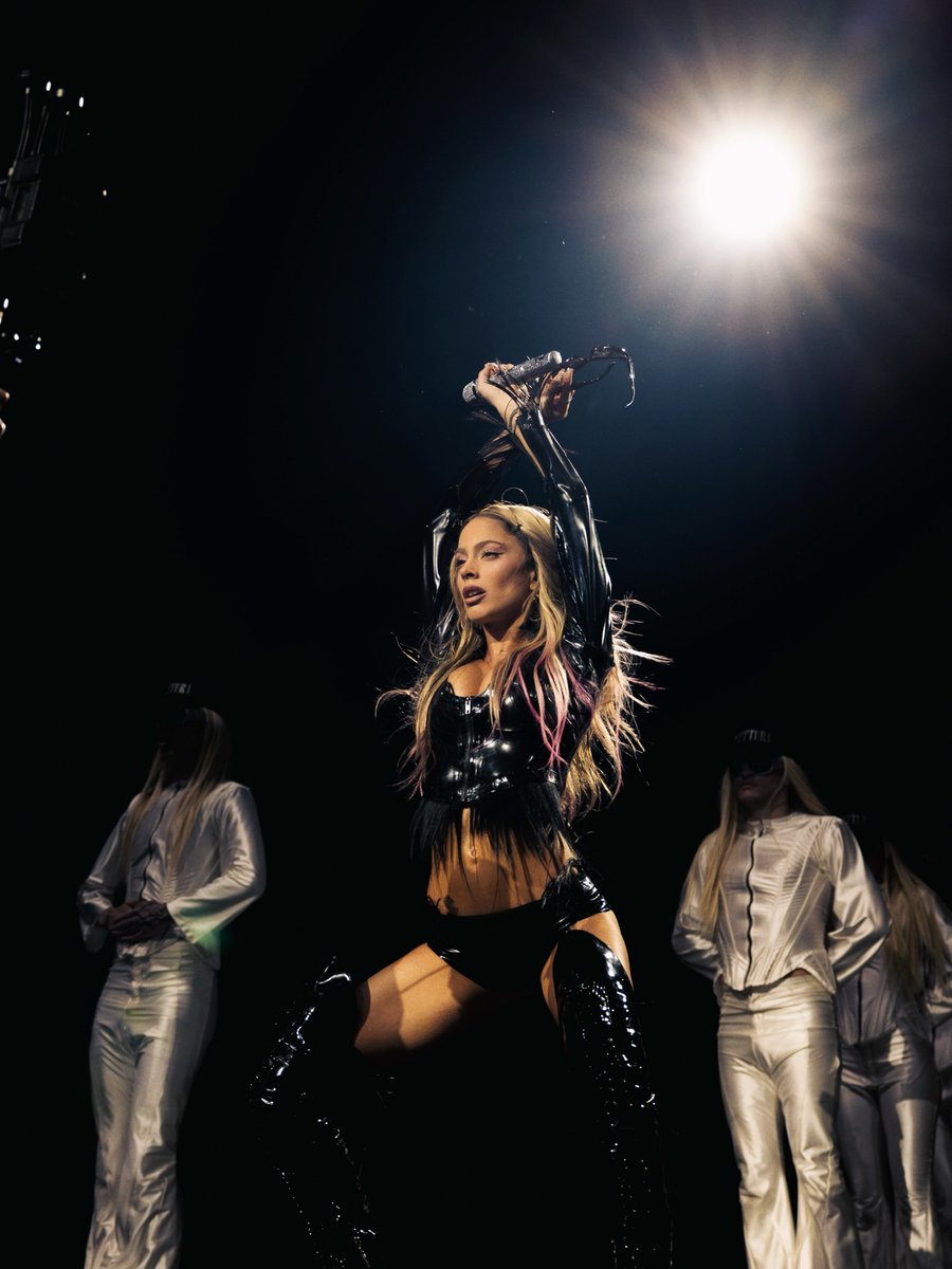 TeamTiniSP's tweet photo. ✨🇲🇽 TINI brilló en México con sus increíbles looks durante FUTTTURA. 👑🔥 ¡Cada outfit fue un verdadero MOMENTO! 💫🩷 ¿Cuál fue tu favorito? 👀
#Tini #TiniStoessel #FuttturaWorldTour #TiniEnMexico #Futttura #TiniLooks https://t.co/SatqsNPw9k