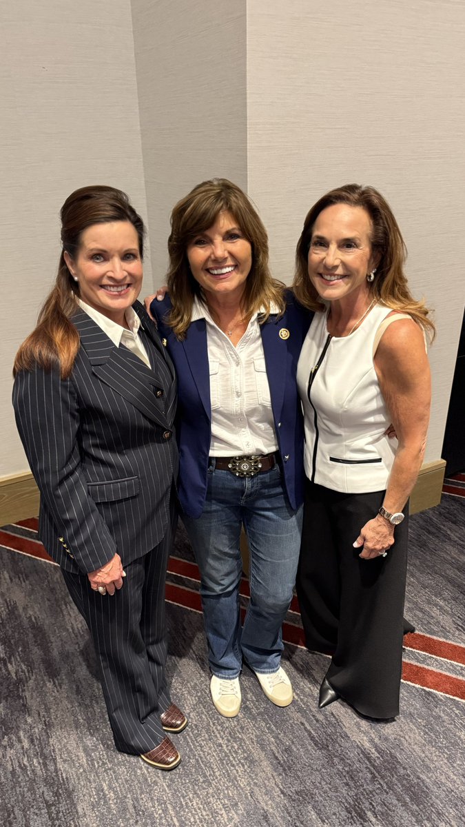 LisaForCongress's tweet photo. Small but mighty. We’re a matched set of trouble for communists.

@VoteSheriBiggs @DHarshbargerTN1 https://t.co/uP9BDYknLN