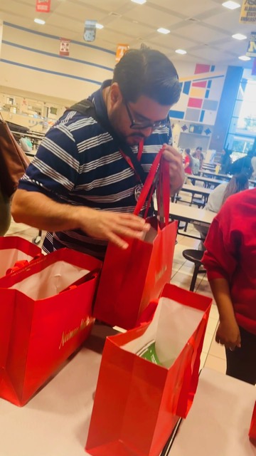 SpringISD_FACE's tweet photo. A big THANK YOU to the @neimanmarcus team for your generous donation! Your thoughtfulness brought smiles and reminded our educators @BMSPatriots just how much they are valued and appreciated. We are grateful for your partnership &amp; support of our @SpringISD family! https://t.co/pk9RX9bOWh