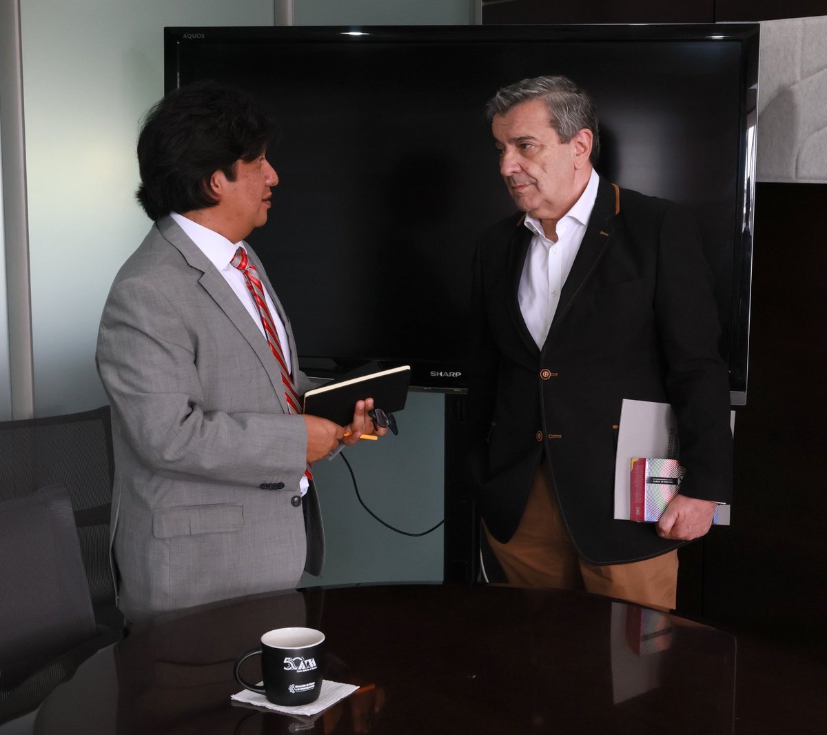 lauammx's tweet photo. 🤝 ¡Más alianzas para la transformación social y académica!

Autoridades de la UAM se reunieron con Alfred Rodríguez, Presidente de la Cámara Franco Mexicana de Comercio e Industria (CFMCI), y Fernando Jaime Arzate, Director General de MediaTec, para explorar colaboraciones enfocadas en la Responsabilidad Social Empresarial (RSE), la investigación y la movilidad internacional.

Por parte de la UAM participaron el Dr. Luis Enrique Gómez Quiroz (Coordinación General Académica), el Mtro. Román Linares Romero (Investigación y Posgrado) y la Mtra. María del Carmen Villegas Hernández (Internacionalización y Movilidad).

🌐 La vinculación universidad-empresa-gobierno es clave para responder a los retos de nuestro entorno.

📸 Alejandro Juárez Gallardo 

#SoyUAM #Vinculación #Internacionalización #CFMCI
