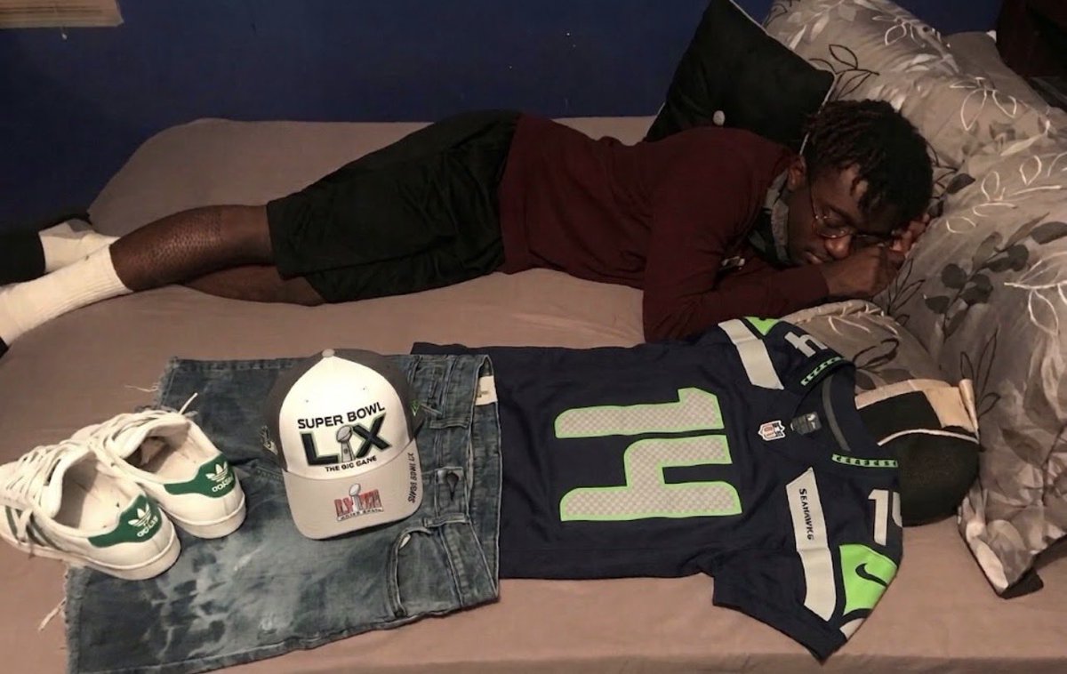 OnyxOdds's tweet photo. Seahawks fans going to bed the night before they raise the Super Bowl banner https://t.co/QugmMqRIg9