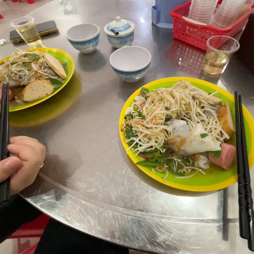 Phuhunk's tweet photo. Good morning. Vẫn là một buổi sáng đẹp trời nhưng hơi mưa. Sáng nay ăn sáng là bánh ướt và đi cà phê quán nha hong pha phin nữa. https://t.co/LyqrTqkRm8