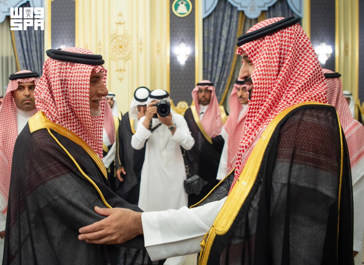 AliAbusaq's tweet photo. مساء البارحه .. 
سمو سيدي ولي العهد الأمير
 #محمد_بن_سلمان_بن_عبدالعزيز 
الوالد الشيخ محمد بن علي أبوساق في #جدة https://t.co/8yAKA3hGiA
