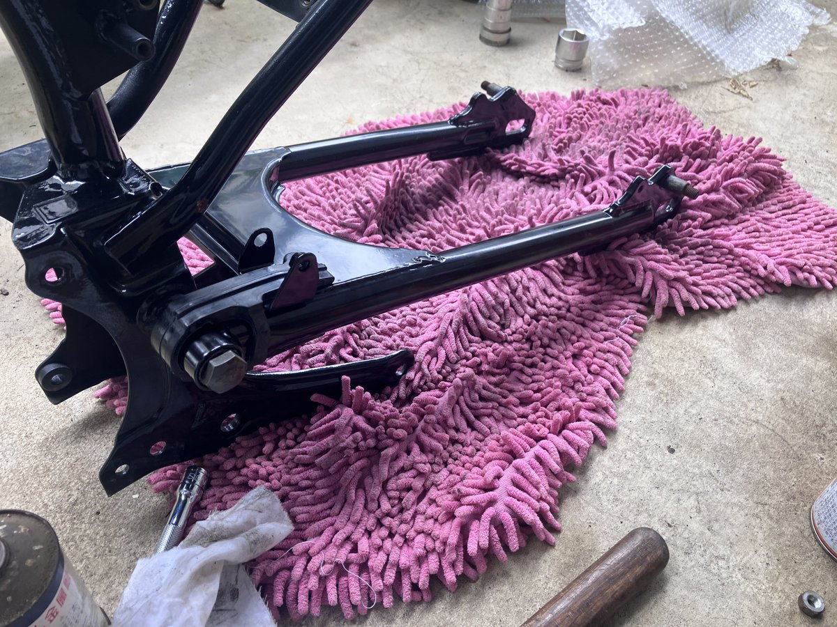 tomowo_t's tweet photo. 不定期開催RD125を作る
今月はYBR125のスイングアームと角タンク用フォークの組み立て https://t.co/yippIv11PU