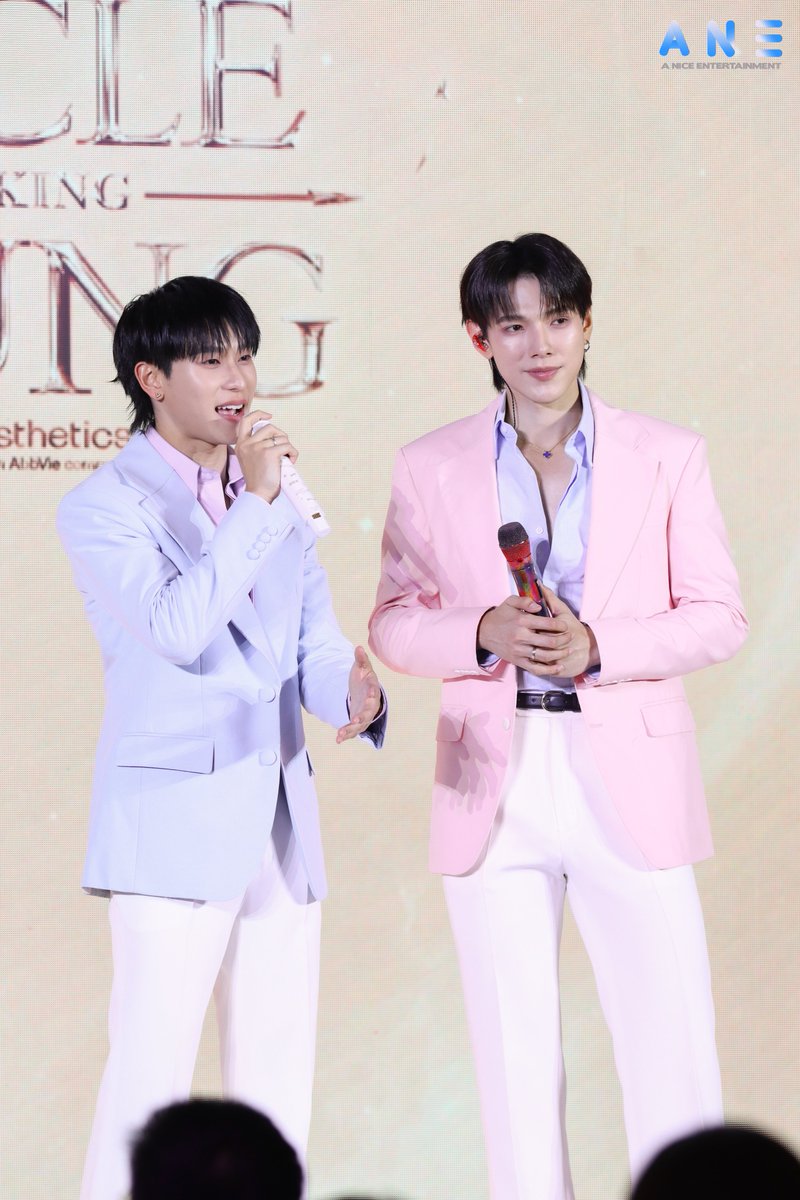 ANiceEnt's tweet photo. "ต้าห์อู๋ พิทยา และ ออฟโรด กันตภณ" ในงาน “THE CIRCLE OF LOOKING YOUNG by Allergan Aesthetics”

#ต้าห์อู๋ออฟโรด #DaouOffroad
#TheCircleofLookingYoung 
#ส่งต่อความอ่อนเยาว์
#HArmonySkin #ลดเลือนริ้วรอย
#AllerganAestheticsTH https://t.co/7ywgEqFNbr