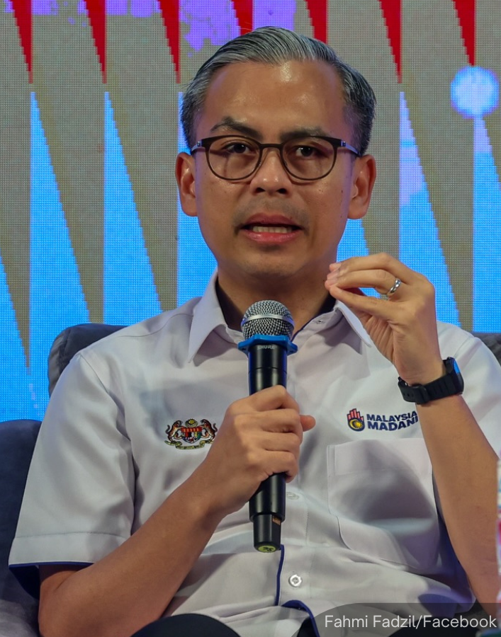 NewsBFM's tweet photo. Malaysia’s AI push is expected to create between 300,000 and 500,000 new jobs, as it targets an additional 0.8 to 1.2 percentage points in annual GDP growth by 2030.

"We cannot have a situation where we experience so much growth, but the youth find that AI has replaced their jobs," noted Fahmi Fadzil.

The Communications Minister said AI’s impact on jobs must be addressed.