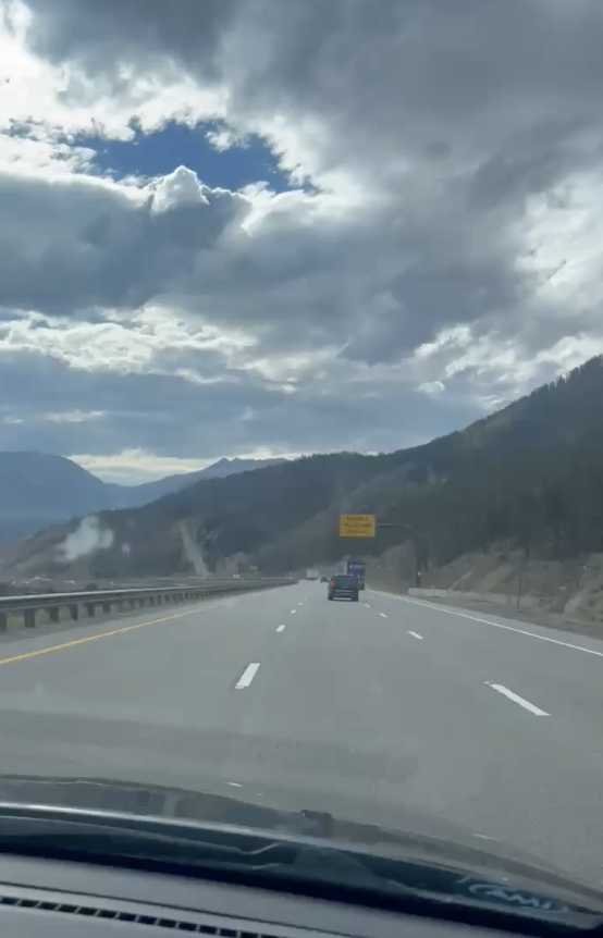 habitfences's tweet photo. @alsacechieftain @eazee5 @AmericanSisu @NyaaPixel @deadlyeffect @ConnorStorer They said SW Virginia has roads with mountains and runaway ramps that look similar to what's being shown in the original tweet. They're comparing what's in the video. https://t.co/HMB5ru5xhK