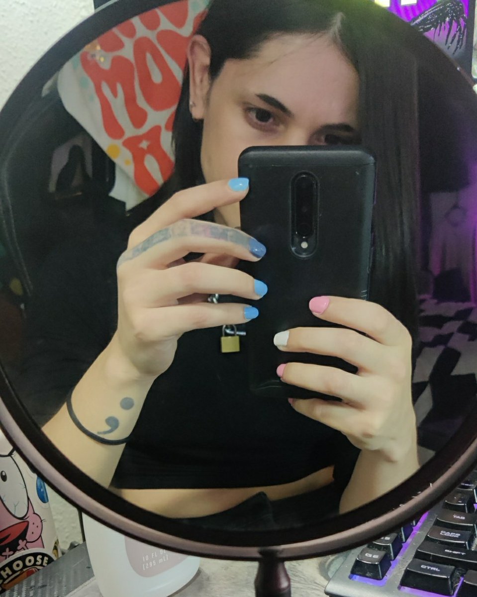 Augchouli's tweet photo. nails done https://t.co/Miv7MFCu4W