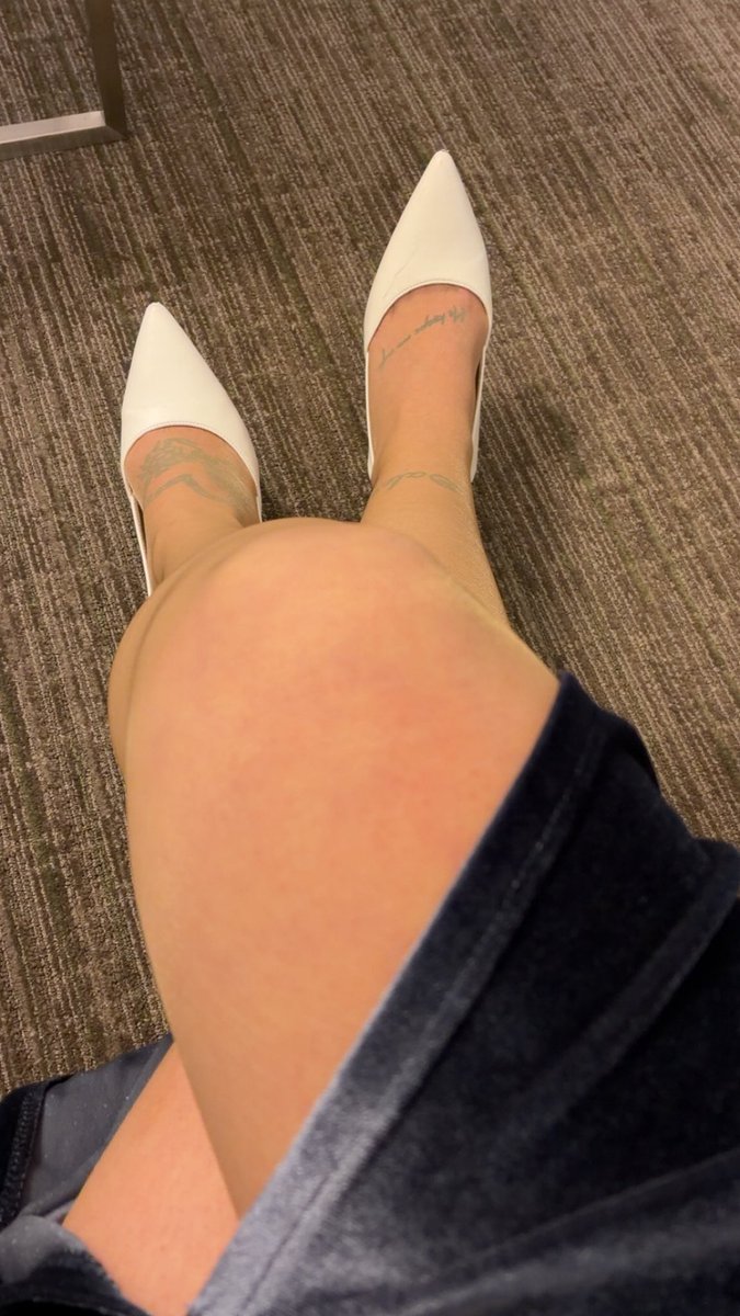 ToeingTheLineXX's tweet photo. The shoes were cute… but I think the legs stole the show. https://t.co/8xBWSz0dFj