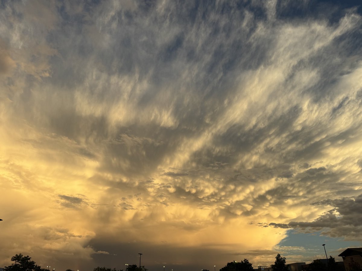 coloradowxman's tweet photo. @NWSPueblo @NWSBoulder Mother Nature on display from on top of the Palmer Divide in Colorado as the anvil top and underlying Mammatus clouds were lit up by the setting sun…not to mention the double rainbow. https://t.co/iNW9NSWUJ3