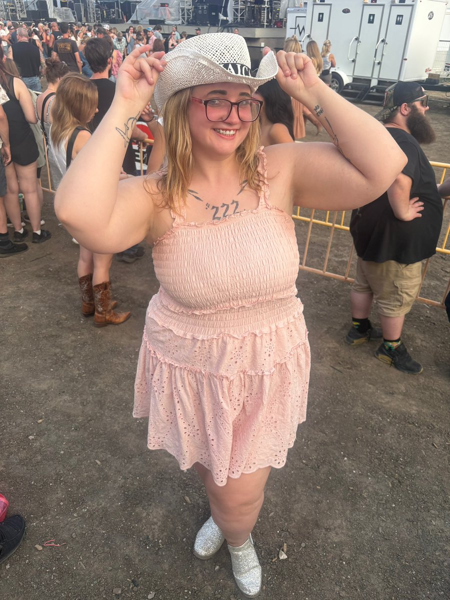 itzzmaads's tweet photo. fair night one ✅🎡🎟️ https://t.co/tXL8zXY6P9