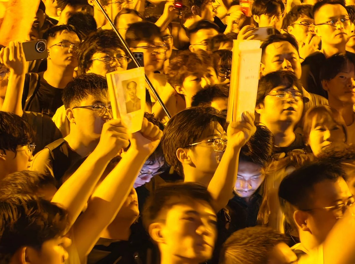 GOSR_03's tweet photo. 中国青年对毛泽东的思念爆发式增长!!!中国的毛派在崛起
北京时间9月8日晚至9月9日凌晨，位于湖南韶山风景名胜区内的毛泽东广场涌入了大量的18至25岁的青壮年，他们高举着毛泽东的画像与写着“毛泽东思想万岁”“毛主席万岁”等口号的旗帜，整场活动完全由他们自发主持，这场活动是为了纪念毛泽东逝世50周年 https://t.co/D234y3AO8u